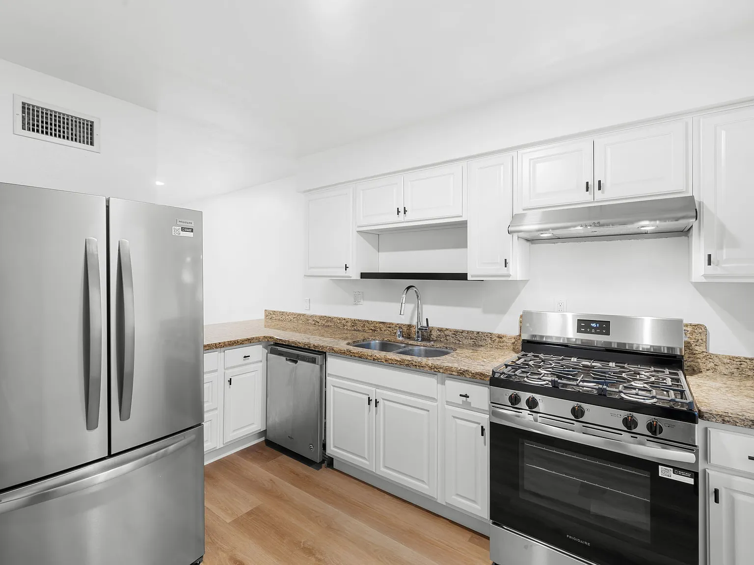 2 bed, 1.5 bath, 1000 sqft, $3,200 — Photo 4