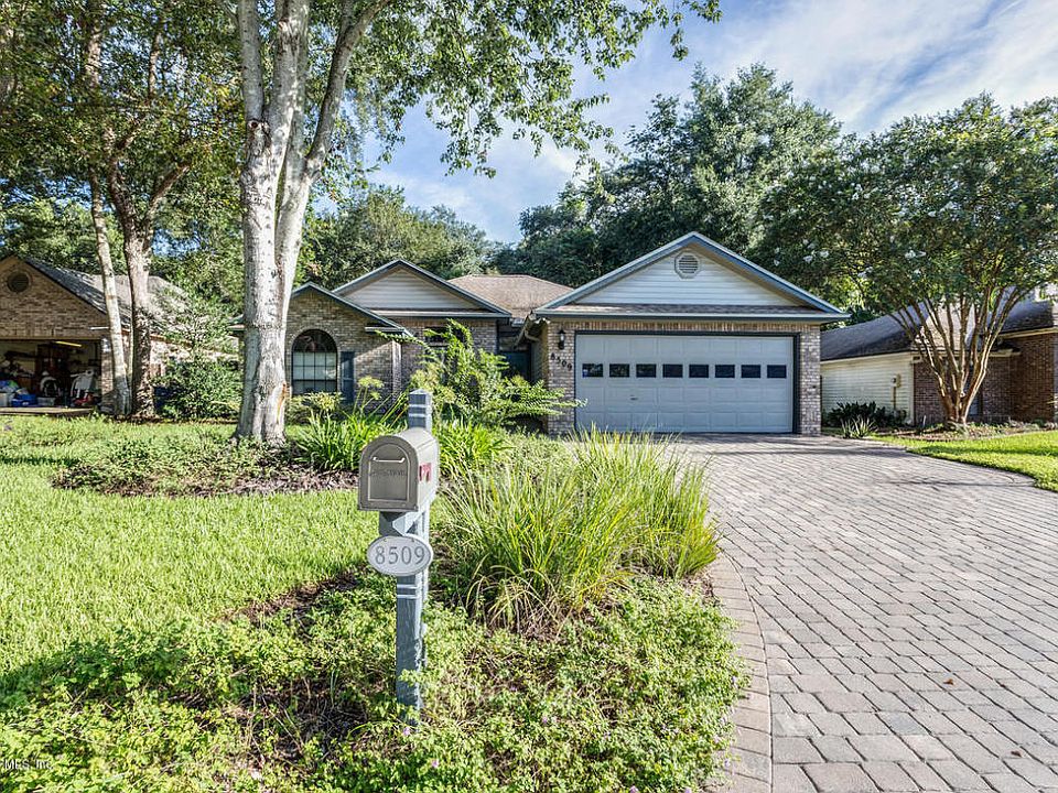 1st image of 8509 Majestic Oaks Dr S