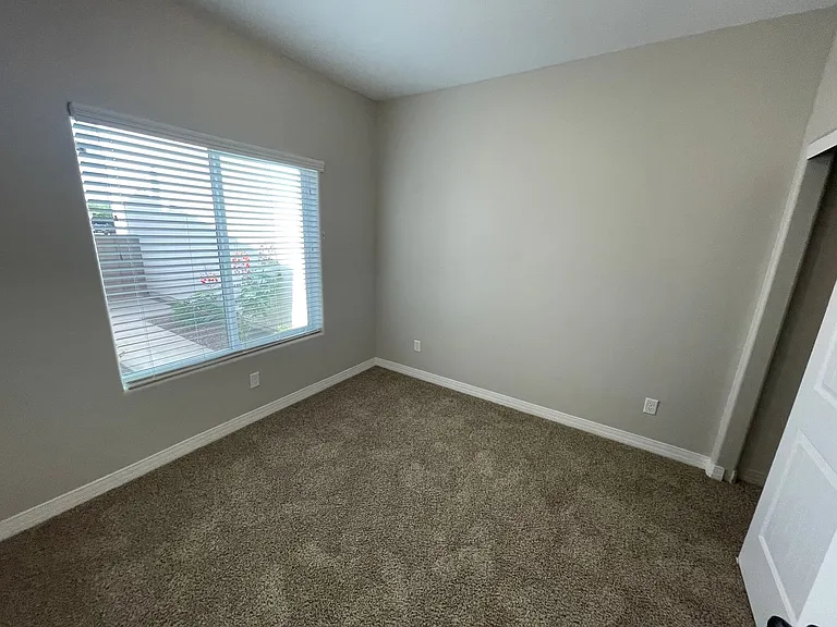 344 E Orchid St — Photo 7