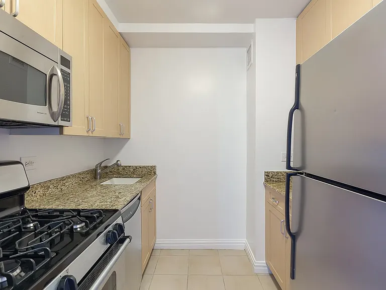 235 W 48th St #14N — Photo 3