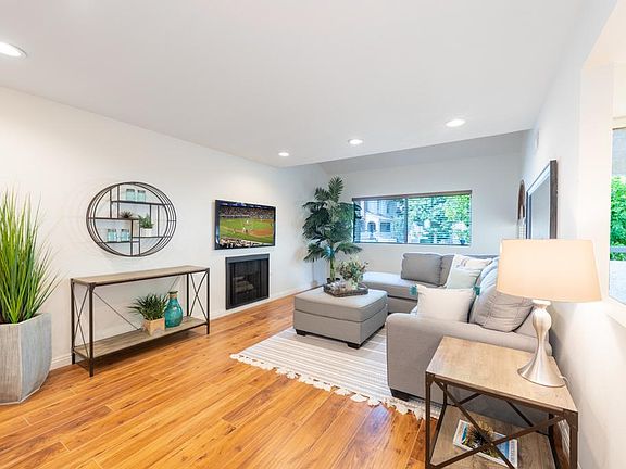 2nd image of 21620 Burbank Blvd Unit 7