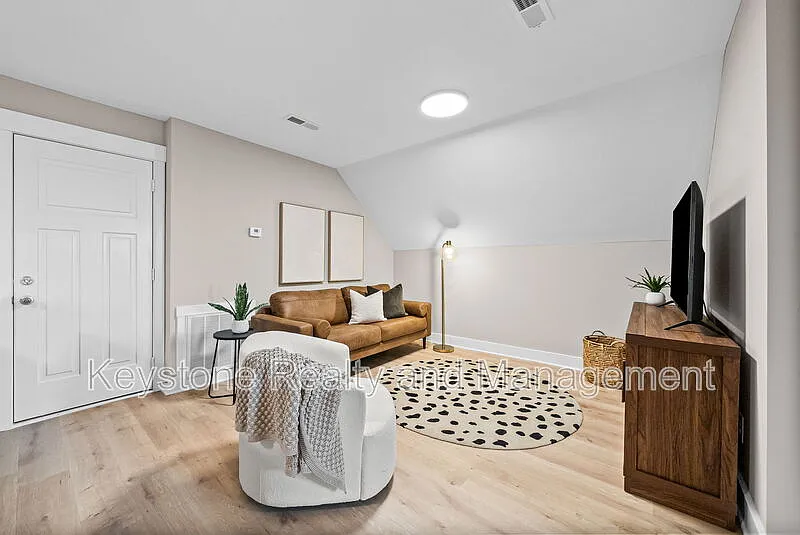 2 bed, 1.0 bath, 793 sqft, $215 — Photo 4