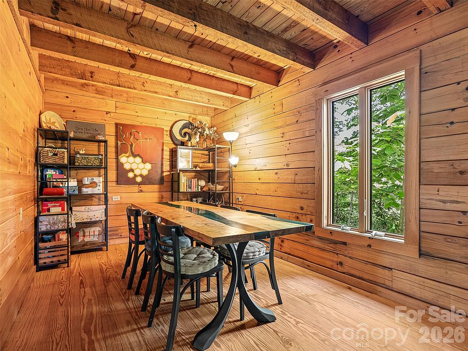 11th image of 520 Patricia Rd