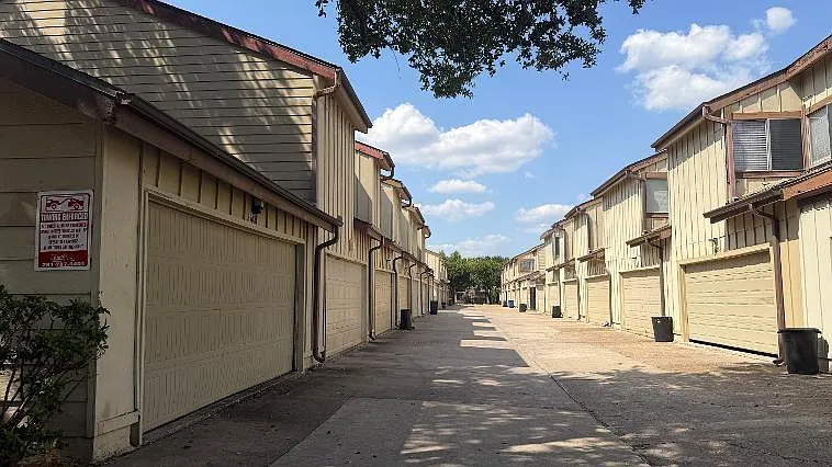 3 bed, 2.0 bath, 1264 sqft, $1,600 — Photo 2