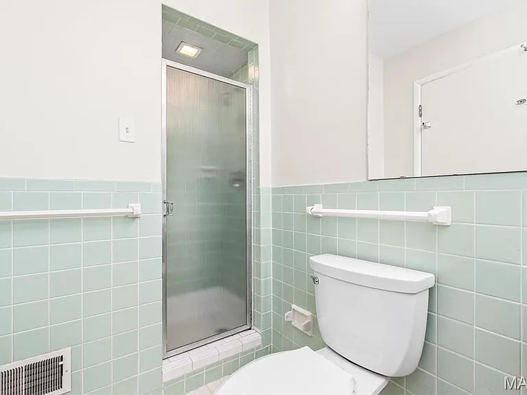 Main bedroom ensuite bath