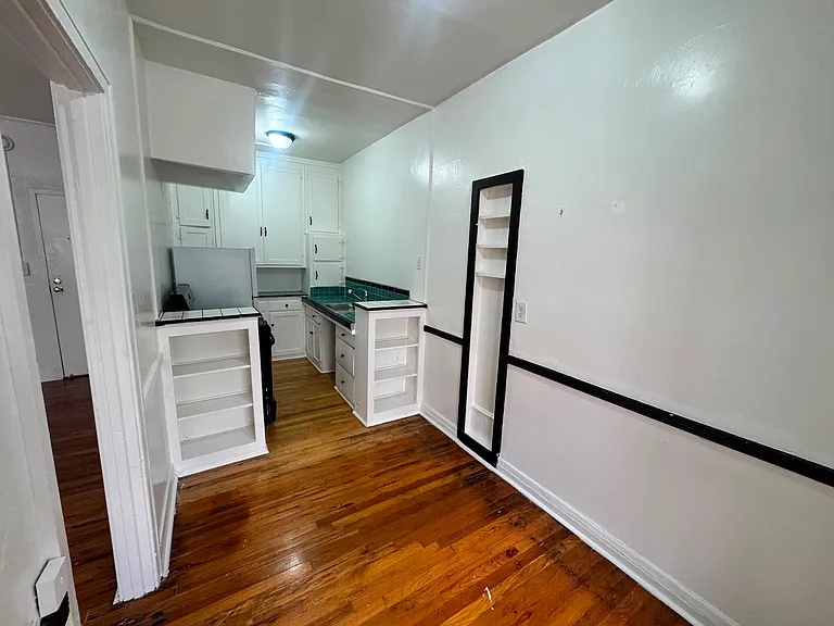 DE MILLE MANOR — Photo 15