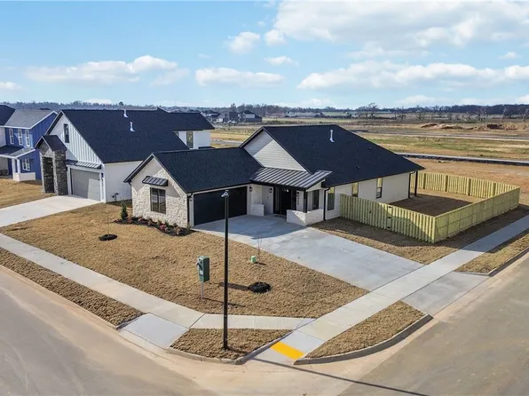 980 Thornwood Pl, Centerton, AR 72713