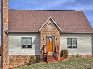 2832 Smoketown Rd, Spring Grove, PA 17362