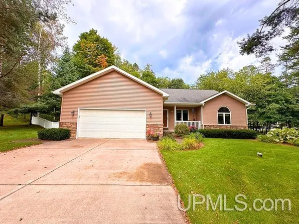 2 Heather Ln, Marquette, MI 49855