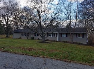 212 Glen Crest Dr, Neshanic Station, NJ 08853