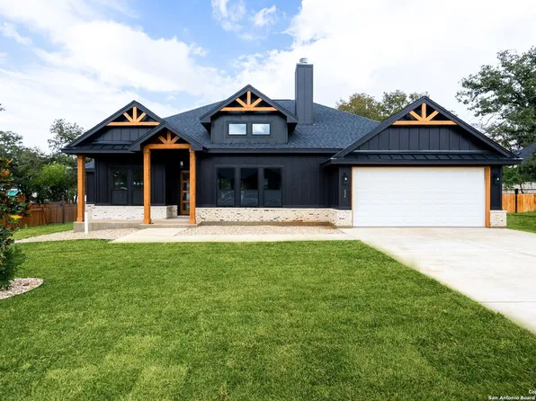 208 Ash Pkwy, La Vernia, TX 78121