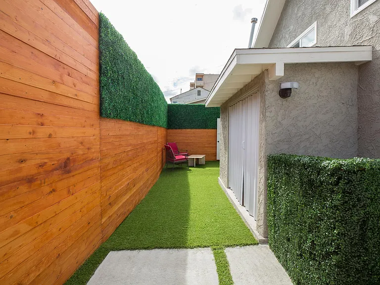 2210 Clinton St — Photo 18