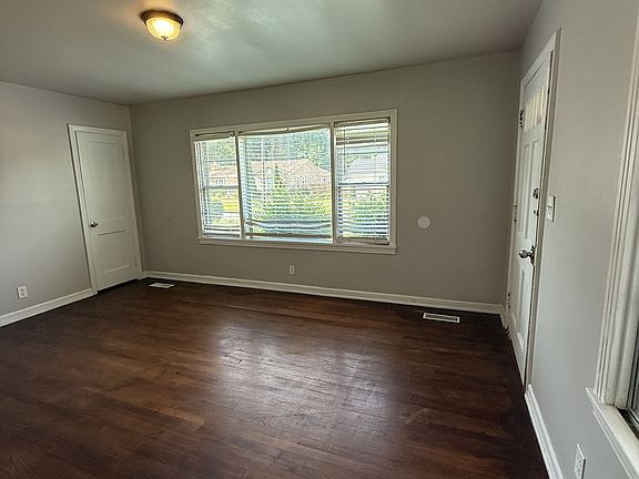 3rd image of 1744 Lincoln Pl SW