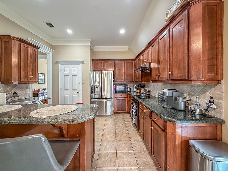 920 Carousel Dr — Photo 8