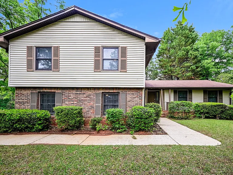 564 Clubhouse Dr SE — Photo 1