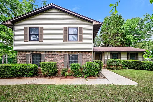 564 Clubhouse Dr SE Photo 1