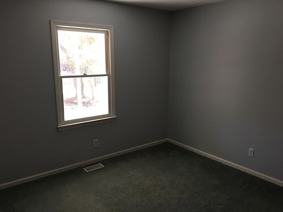 3rd image of 109 SE 12th St