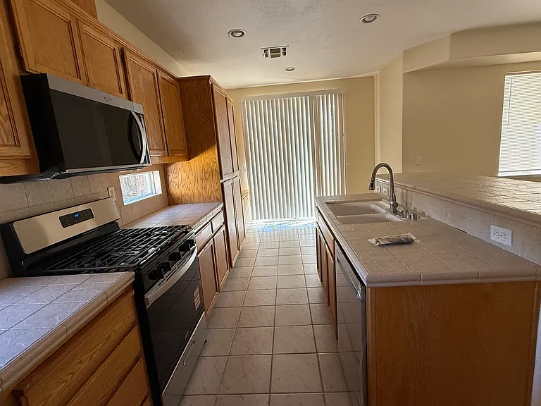 1130 King Loop — Photo 4