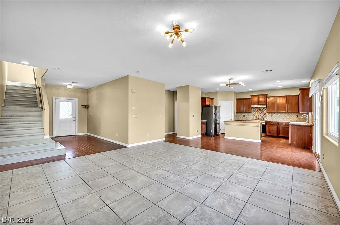 4 bed, 2.5 bath, 2341 sqft, $2,200 — Photo 2