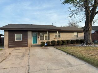 911 SW 2nd St, Moore, OK 73160