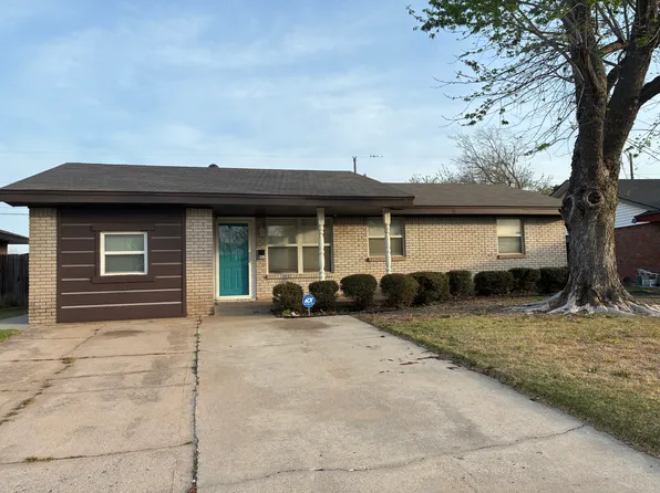 911 SW 2nd St, Moore, OK 73160