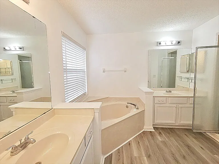 2107 Willesdon Dr E — Photo 8