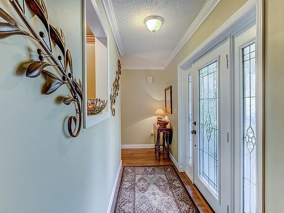 4th image of 223 Temple Cir