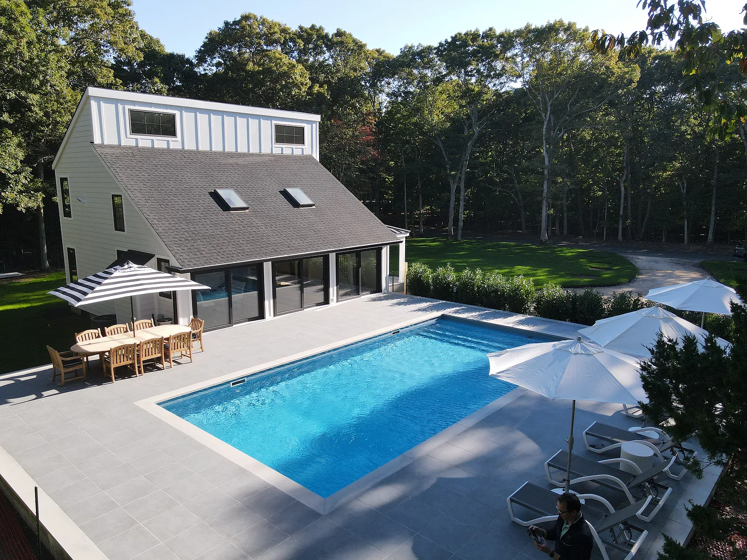 Updated East Hampton Serenity — Photo 3