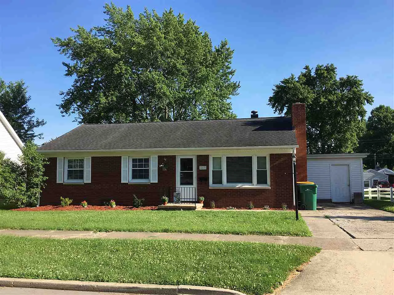 803 E Walnut St photo 1