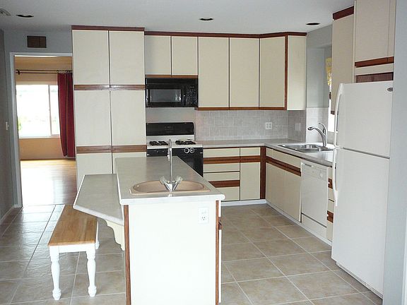 open floor plan (kitchen)