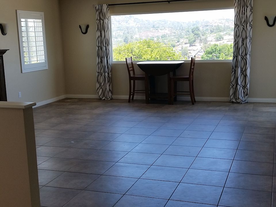 20x30ft living room with expansive views of Mt helix