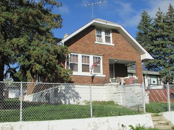 3rd image of 1615 N Hickory St