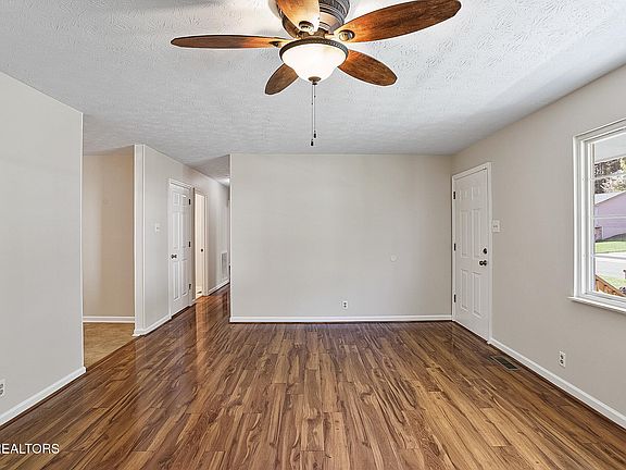 4th image of 5733 Acapulco Ave