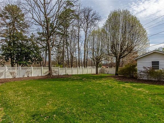 3rd image of 305 Largo Dr