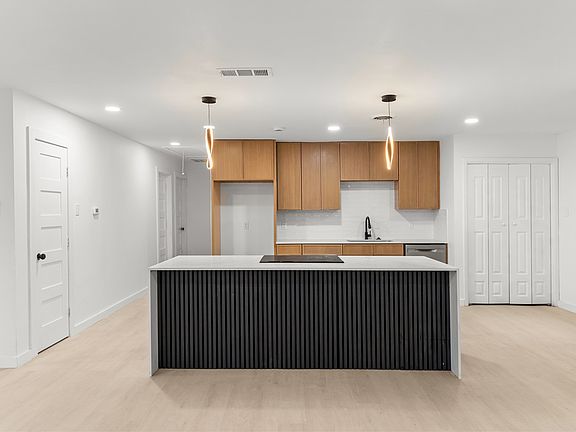 2nd image of 110 Hackberry St