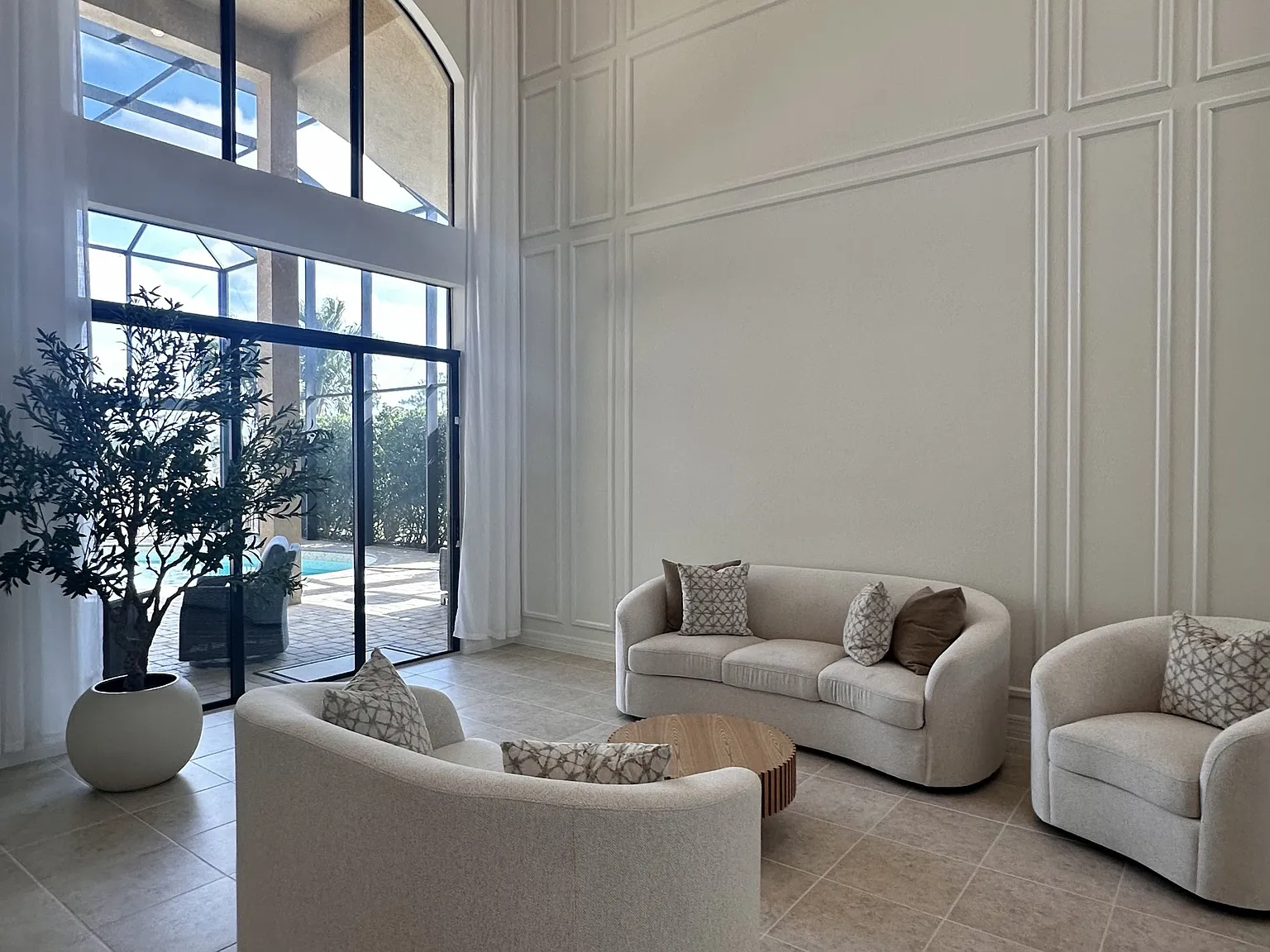 5 bed, 5.5 bath, 4889 sqft, $13,000 — Photo 3