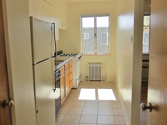 3rd image of 670-680 N Pearl St #690