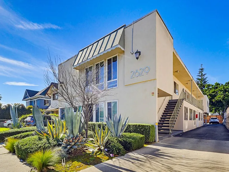 Apartment Building in Park Mesa Heights with Laundry On-Site and Parking — Photo 3