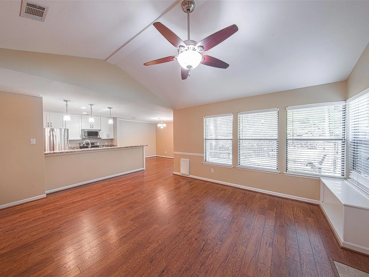 3 bed, 2.5 bath, 1633 sqft, $1,975 — Photo 3