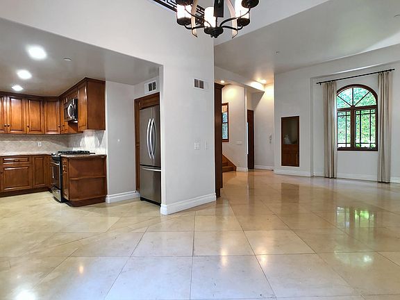 5th image of 1027 10th St Unit 4