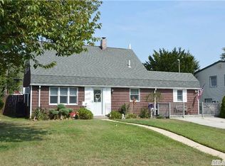 11 Silo Ln, Levittown, NY 11756