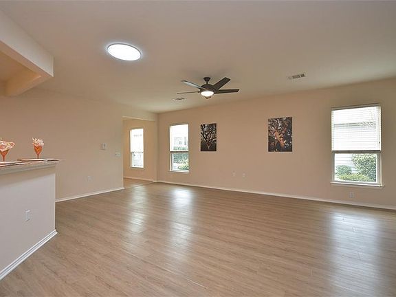 4th image of 301 Essex Ln
