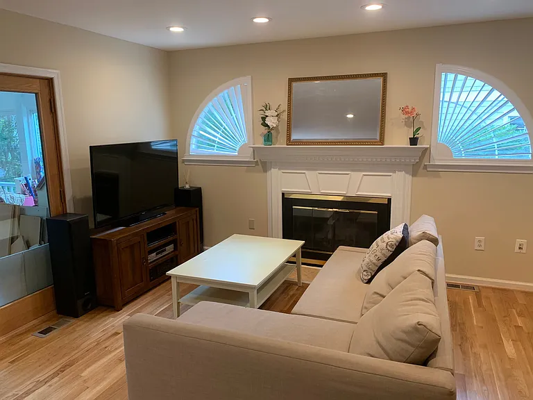 Windsor Ln — Photo 10