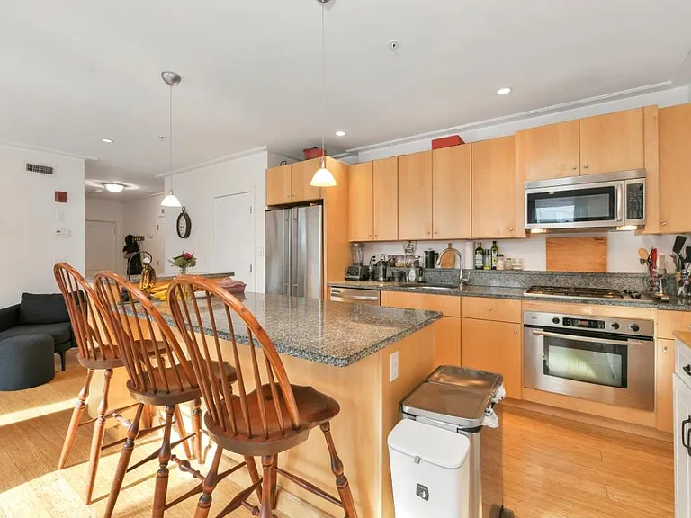 335 W 2nd St #7 — Photo 6