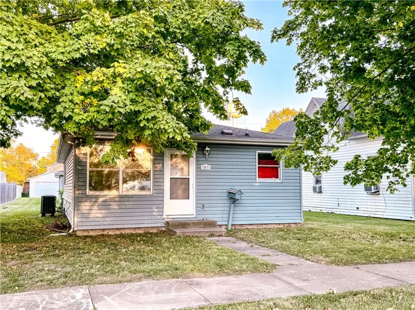 203 N Pine St, Villa Grove, IL 61956