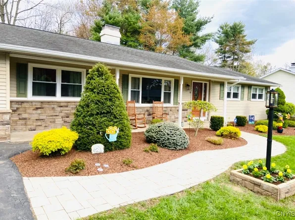 8 Chateau Dr, Whitesboro, NY 13492