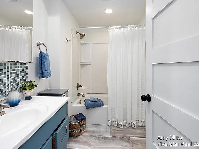 542 Henry Ave SE — Photo 2