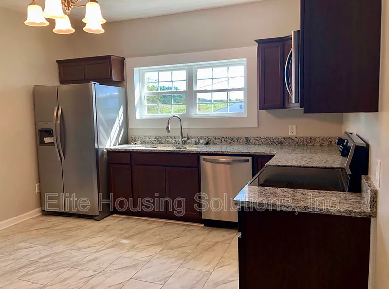 3 bed, 2.0 bath, 1889 sqft, $2,000 — Photo 3