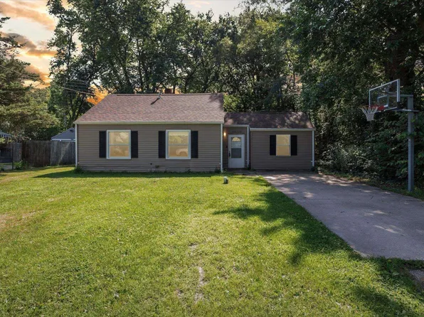 55310 Moss Rd, South Bend, IN 46628