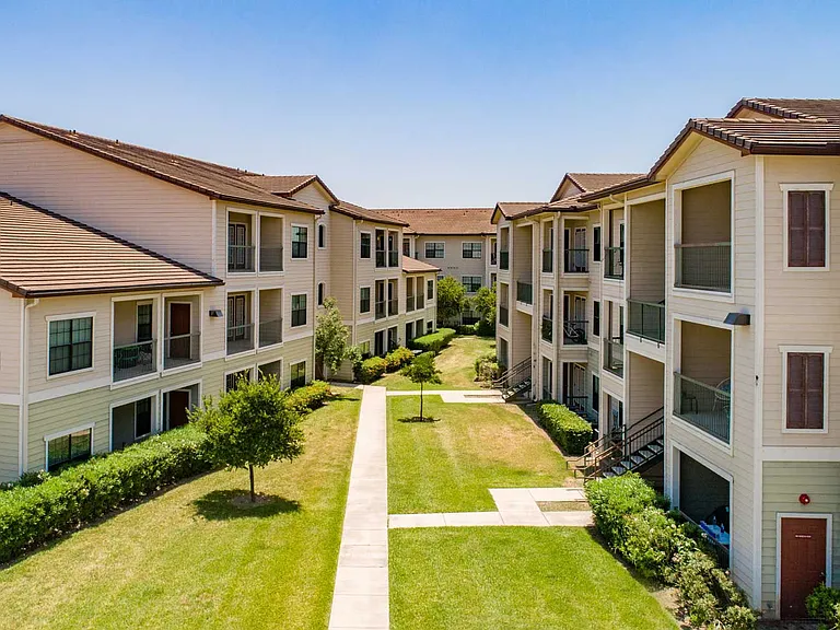 Plantation Apartments — Photo 8